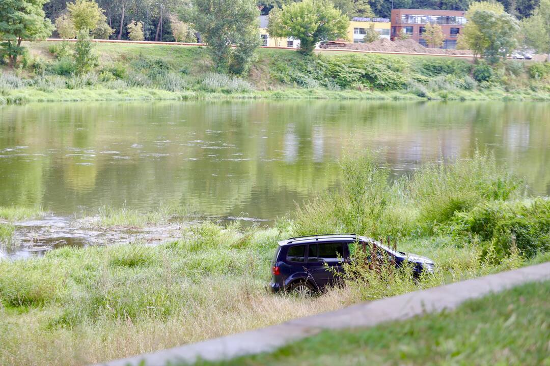 Automobilis nuriedėjo į Nerį