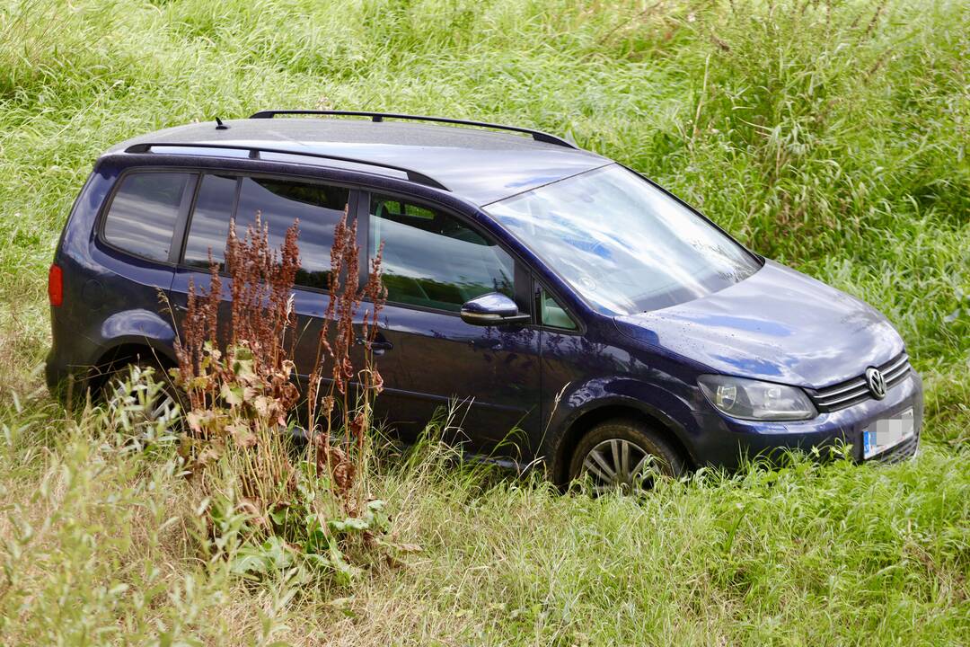 Automobilis nuriedėjo į Nerį