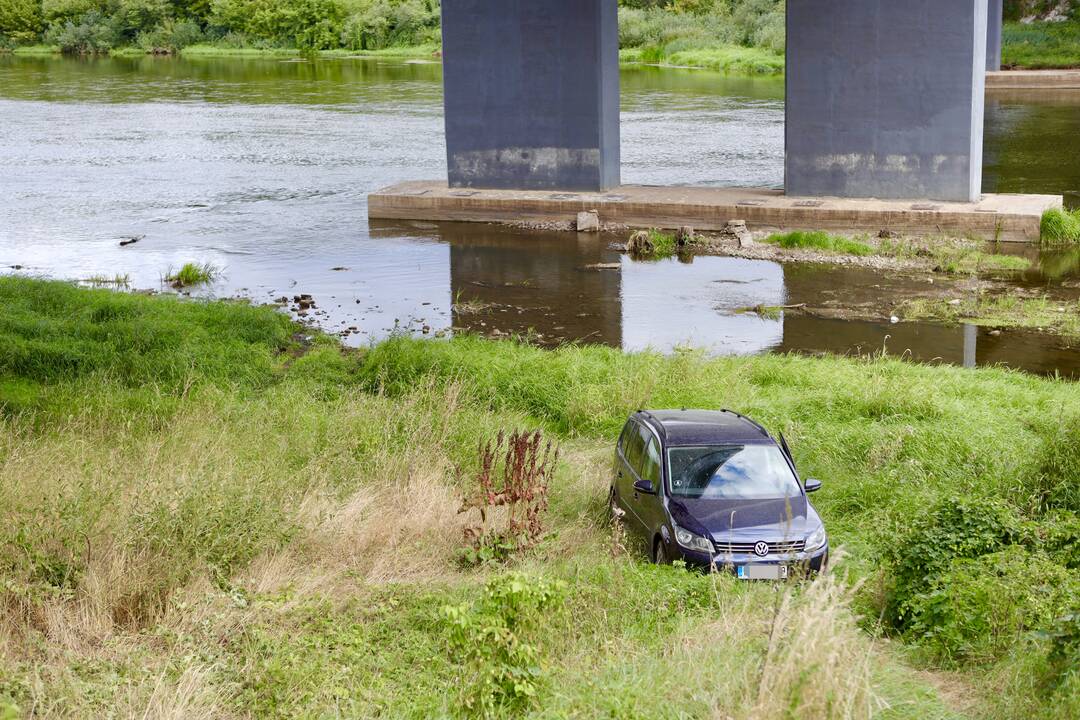 Automobilis nuriedėjo į Nerį