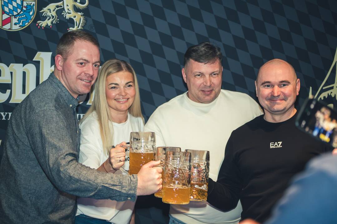 Akcentas: kiekviena bavariška šventė prasideda nuo gėrimo statinės atidarymo.