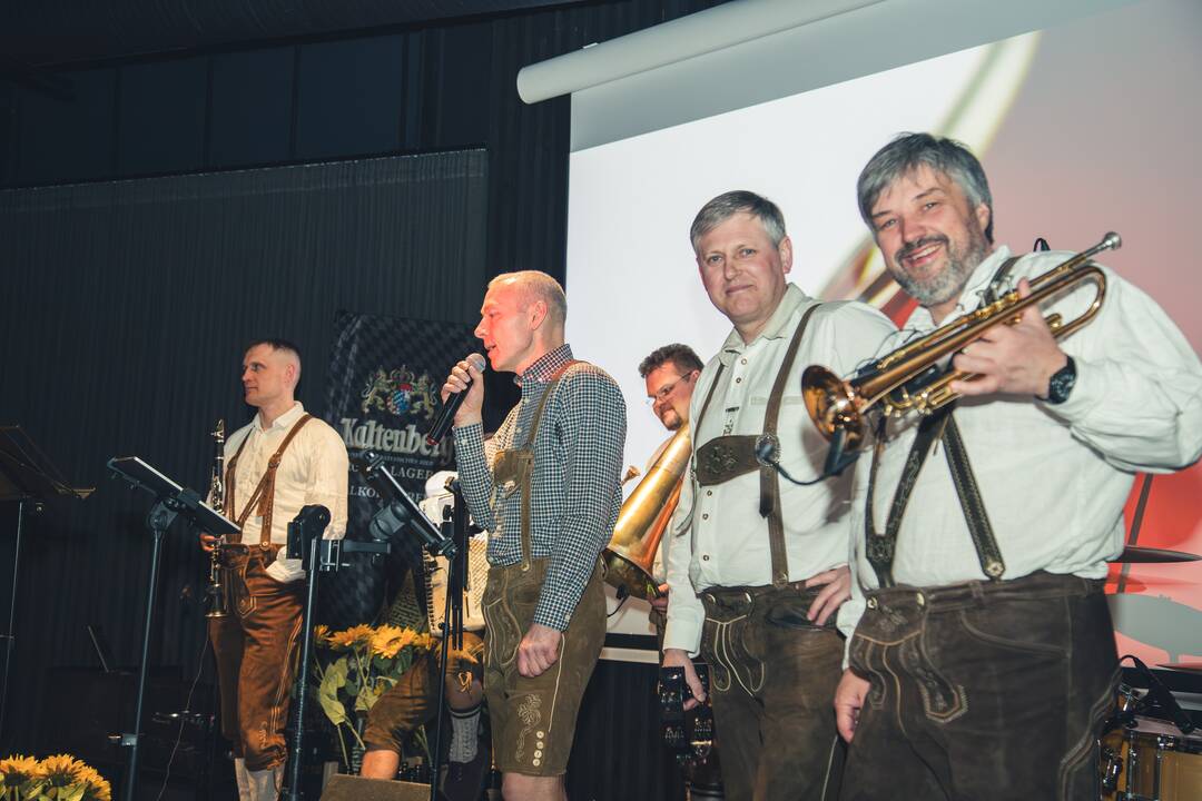 Akcentas: kiekviena bavariška šventė prasideda nuo gėrimo statinės atidarymo.