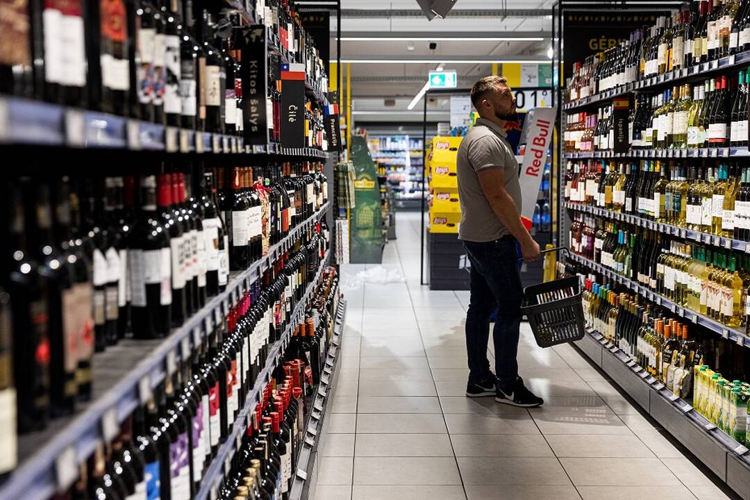 Legalių tabako gaminių ir alkoholio lietuviai pirko mažiau: kur pakastas šuo?