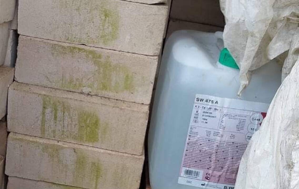 Šilutės rajono sodyboje moteris laikė naminukę: gresia kalėjimas iki dvejų metų