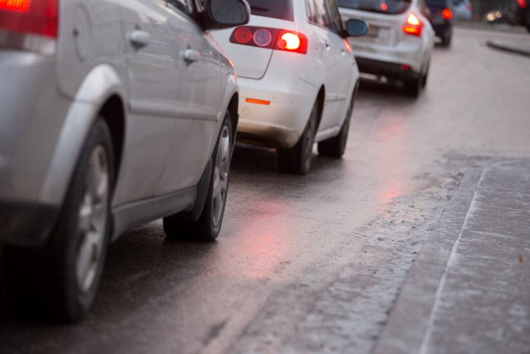 Šiaurės rytų Lietuvoje eismo sąlygas sunkina slidūs keliai