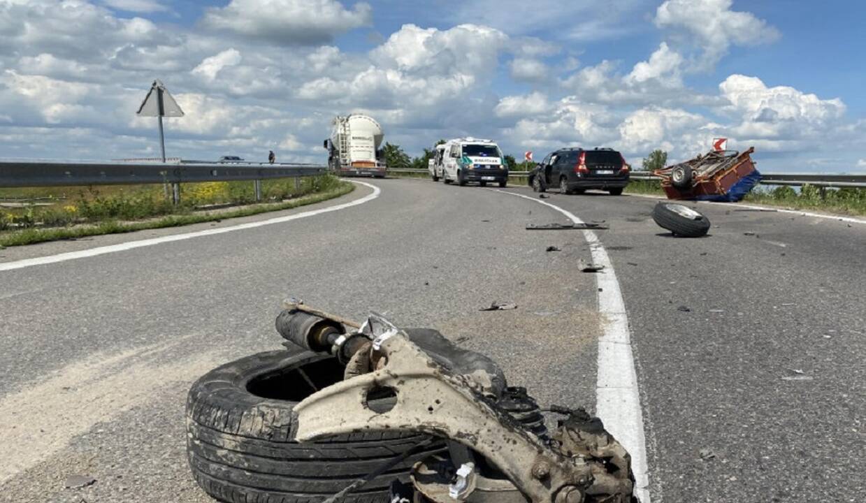 Savaitgalis Lietuvos keliuose: žuvo dviračio vairuotoja, sužeisti 36 žmonės