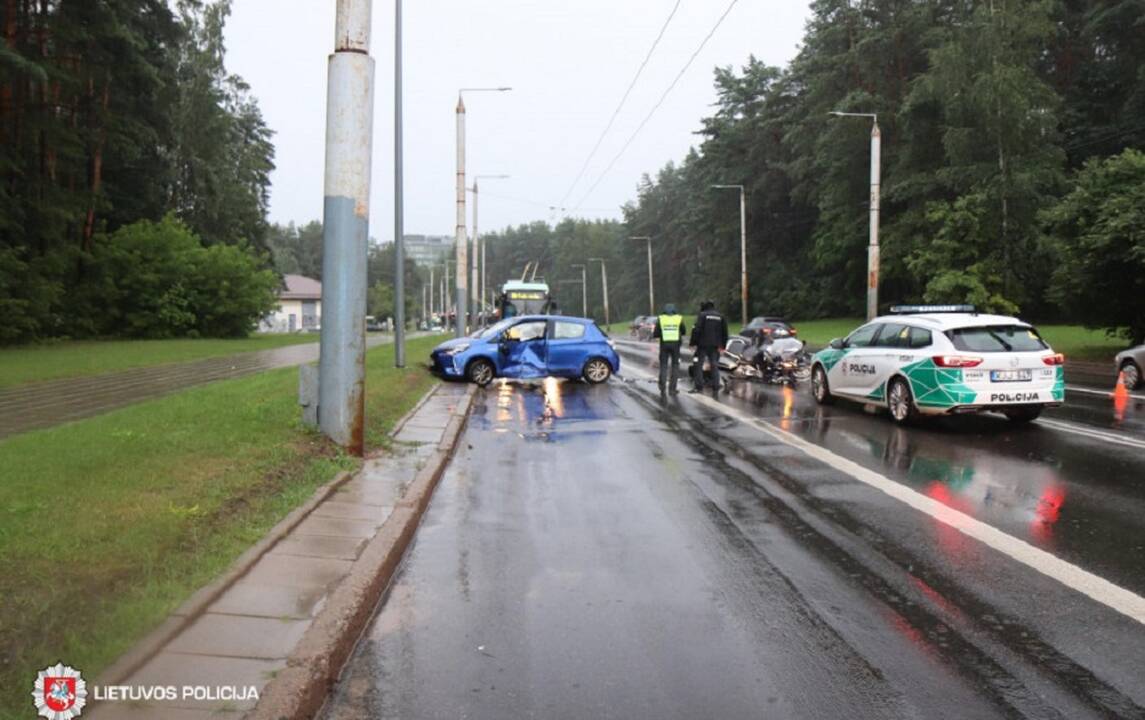 Praėjusią parą per eismo įvykius šalyje žuvo vienas žmogus, nukentėjo keturiolika