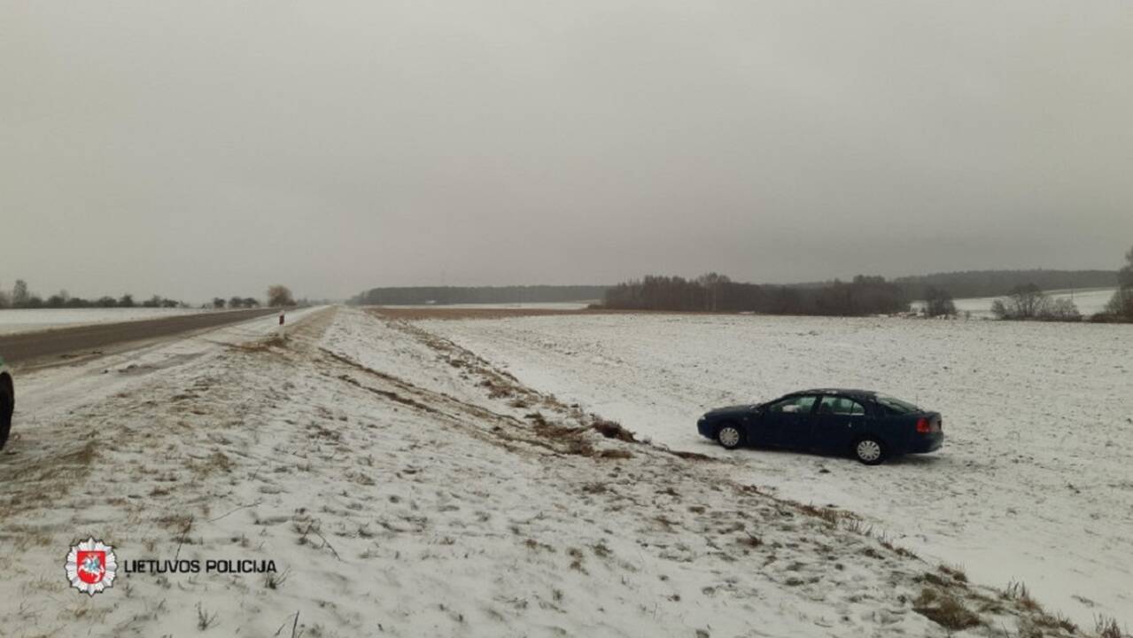 Naujųjų metų savaitgalis keliuose: per eismo įvykius nežuvo nė vienas žmogus, nukentėjo 37
