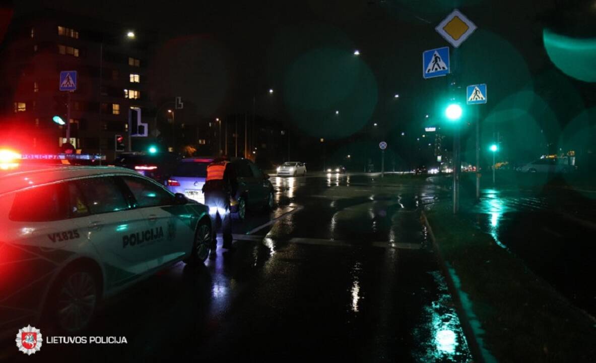Praėjusią parą per eismo įvykius žuvo pėsčioji, nukentėjo dviratininkė