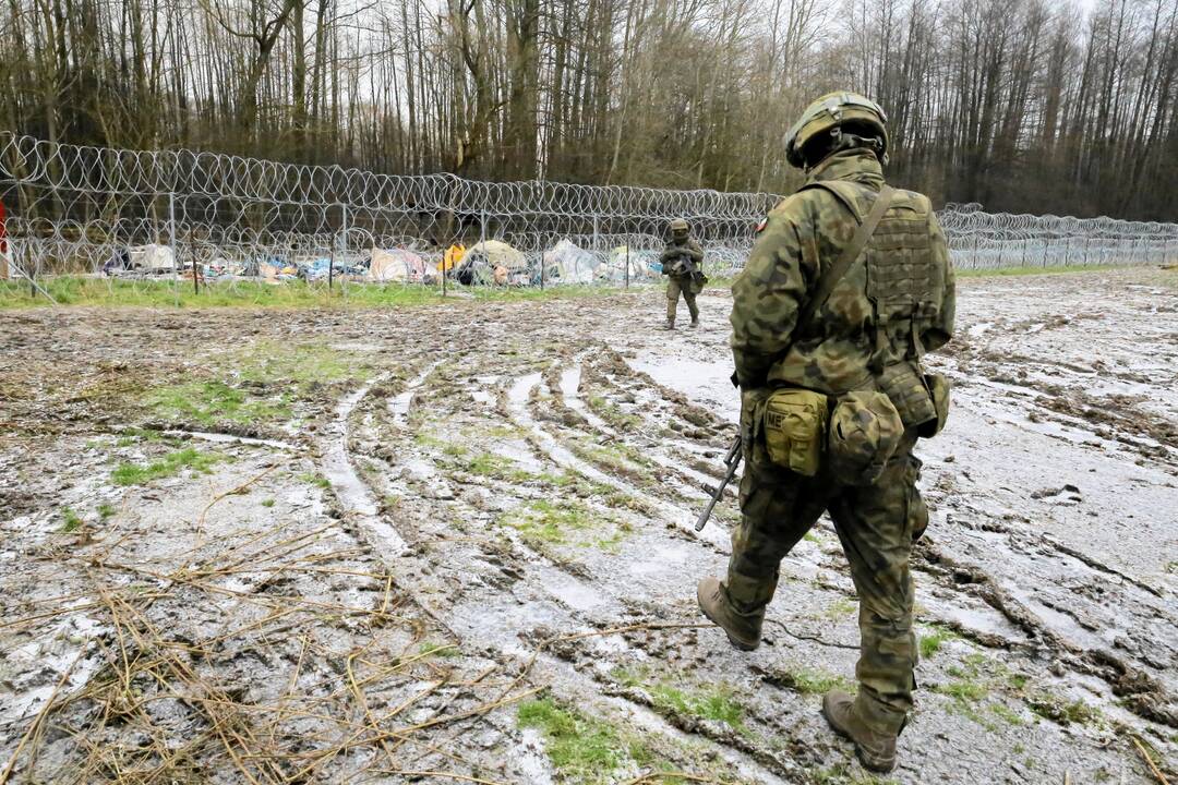 Lenkijos pasienyje sužeistas kariškis: į galvą jam buvo paleistas akmuo