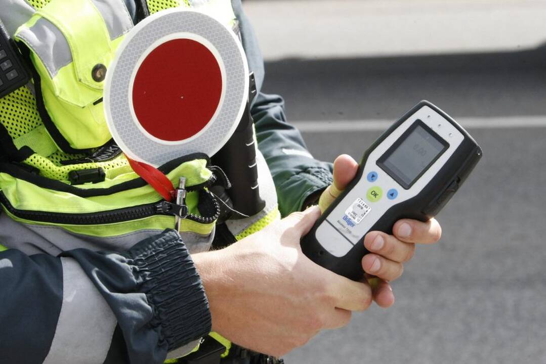Radviliškyje prie vairo sėdo teisės vairuoti neatgavęs vyras: pričiuptas dar ir neblaivus