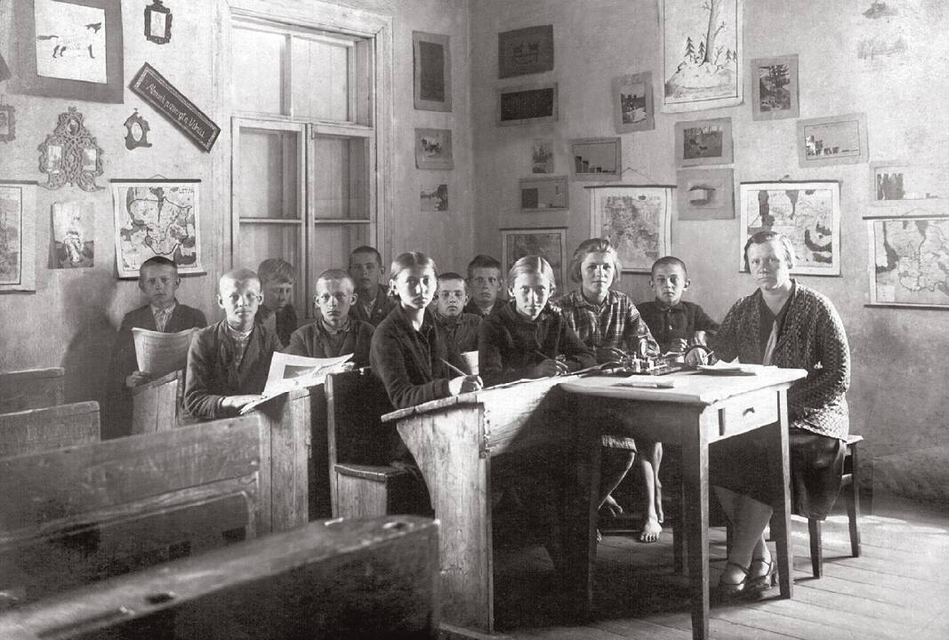 Mokslai: antroje eilėje pirmas iš kairės Stasys Mikšta. 1930 m. gegužės 27 d. 