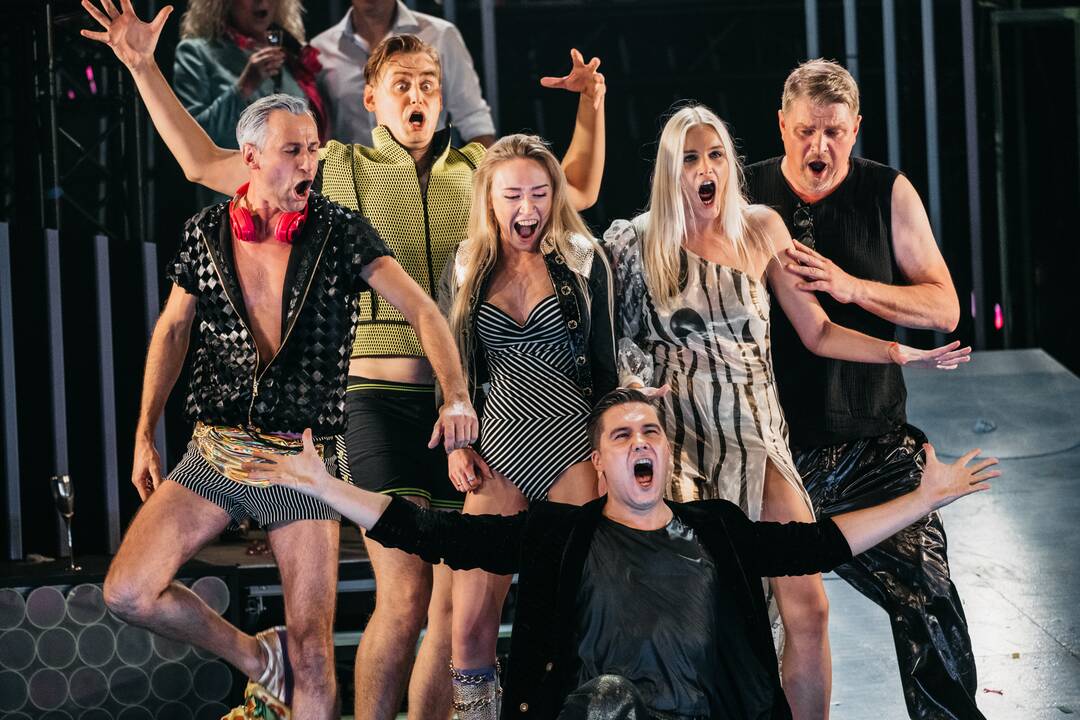 Universalu: „Guliverio kelionės“ – tiek garso, tiek vaizdo prasme estetiškas, visų amžiaus grupių auditorijai aktualius klausimus keliantis spektaklis.