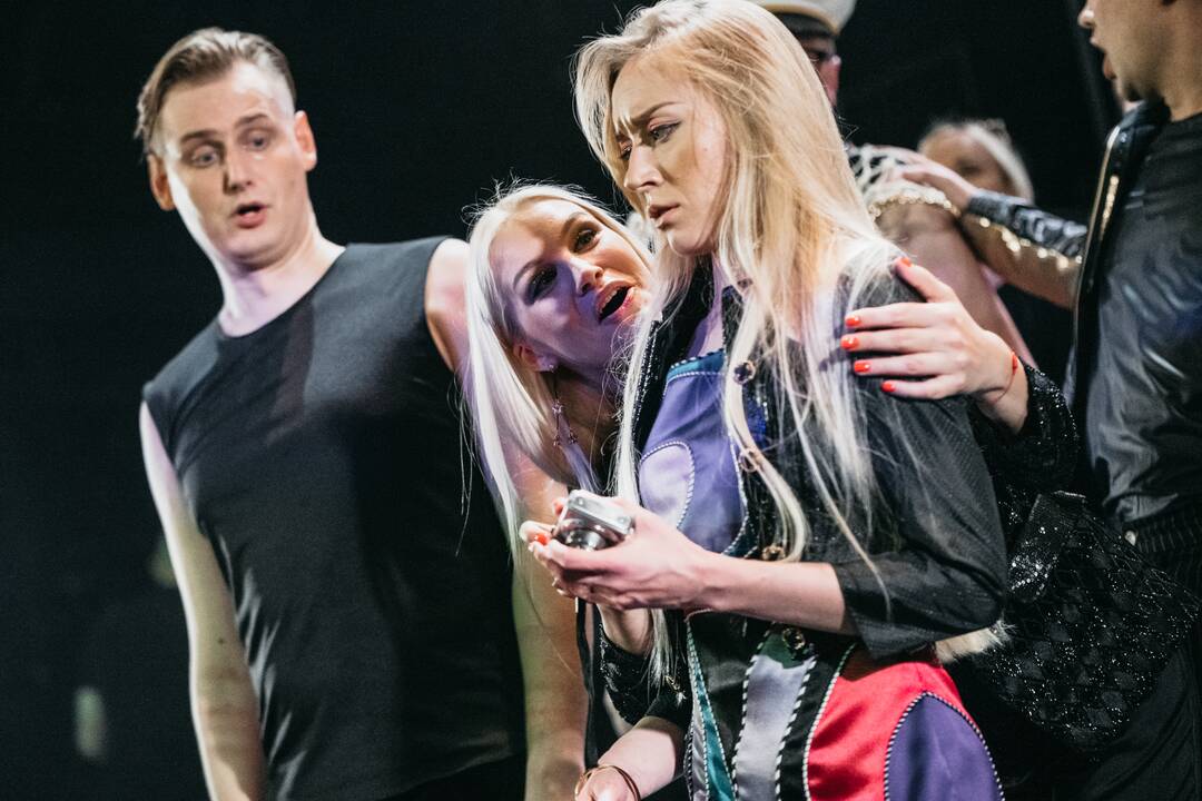 Universalu: „Guliverio kelionės“ – tiek garso, tiek vaizdo prasme estetiškas, visų amžiaus grupių auditorijai aktualius klausimus keliantis spektaklis.