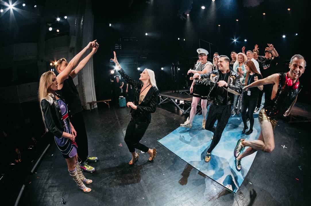 Universalu: „Guliverio kelionės“ – tiek garso, tiek vaizdo prasme estetiškas, visų amžiaus grupių auditorijai aktualius klausimus keliantis spektaklis.
