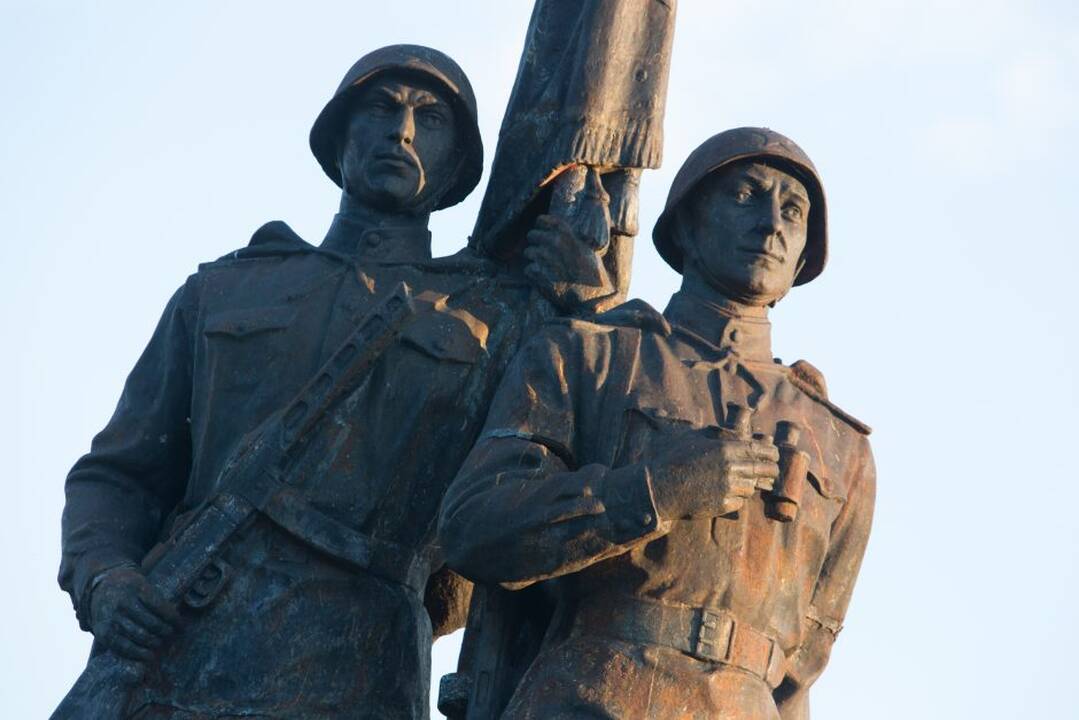 Parengtos rekomendacijos savivaldybėms dėl sovietinių paminklų nukėlimo