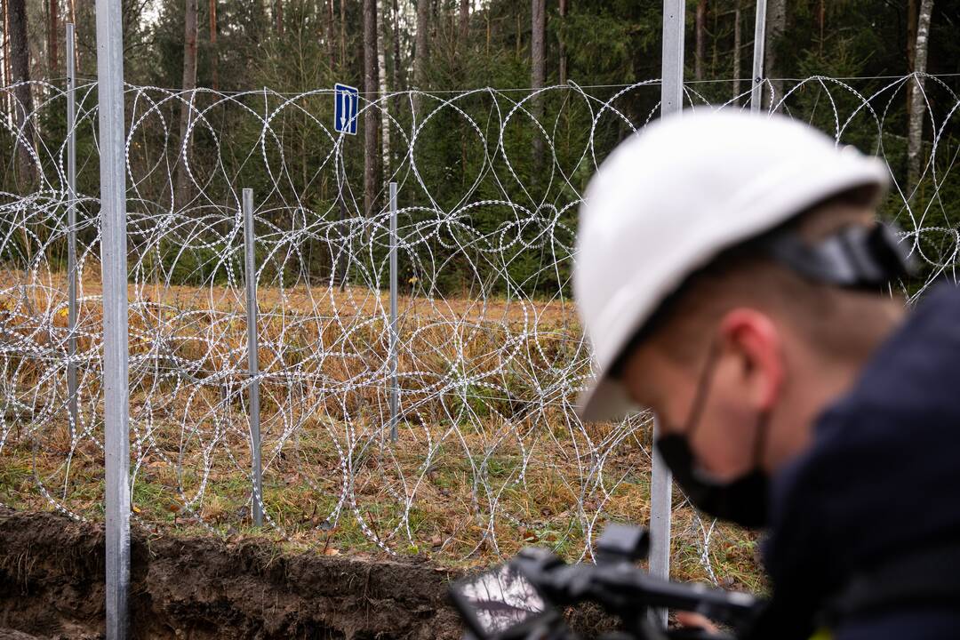 Pasienyje su Baltarusija spartinami fizinio barjero įrengimo darbai