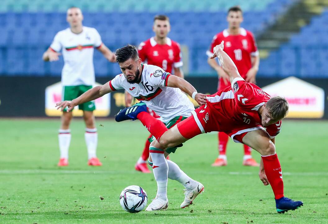 Rezultatas: Lietuvos (raudonos spalvos apranga) ir Bulgarijos futbolininkų mačo Sofijoje baigtį lėmė aikštės šeimininkų įvartis 82-ą minutę.