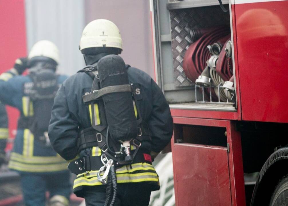 Varėnos rajone – gaisras: sudegė svirnas, teko gelbėti žmones