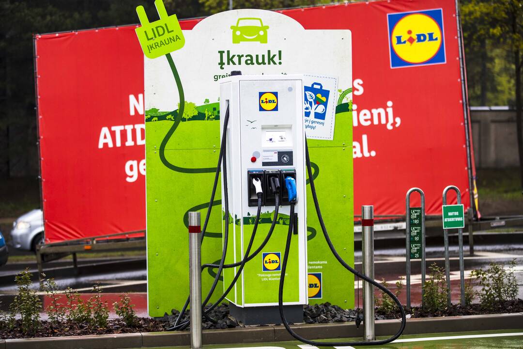 Tvarumas: nuo pat „Lidl“ parduotuvių atidarymo Lietuvoje tinklas perka tik iš atsinaujinančiųjų šaltinių pagamintą elektros energiją.