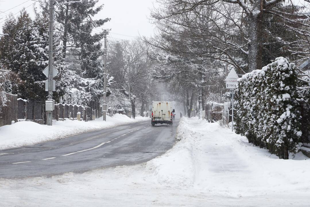Keliuose yra slidžių ruožų, naktį eismo sąlygas sunkins plikledis