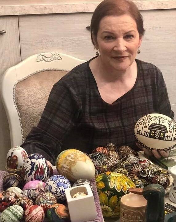 Senoviškai: kiaušinių marginimas vašku – viena seniausių technikų. Ant margučių tradiciškai piešiami kryžiukai, saulutės, spiralės, žalčiukai, paukščio pėdelės, rūtelės ir kt. motyvai.