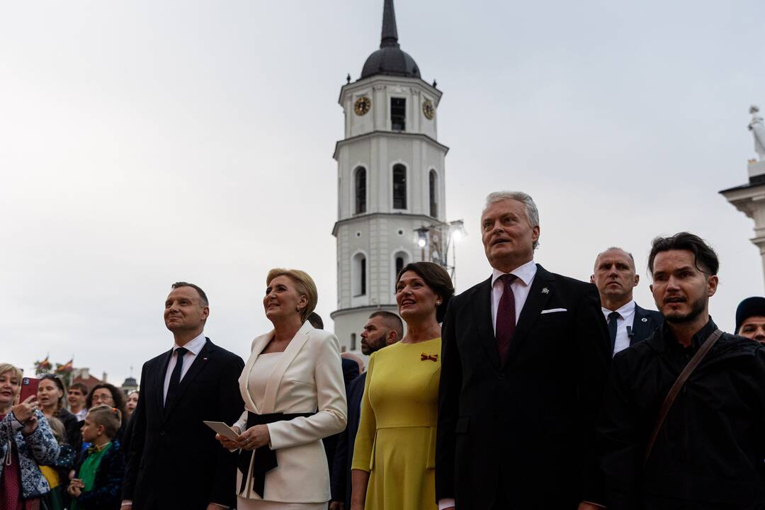 Tautiškos giesmės giedojimas Vilniaus Katedros aikštėje