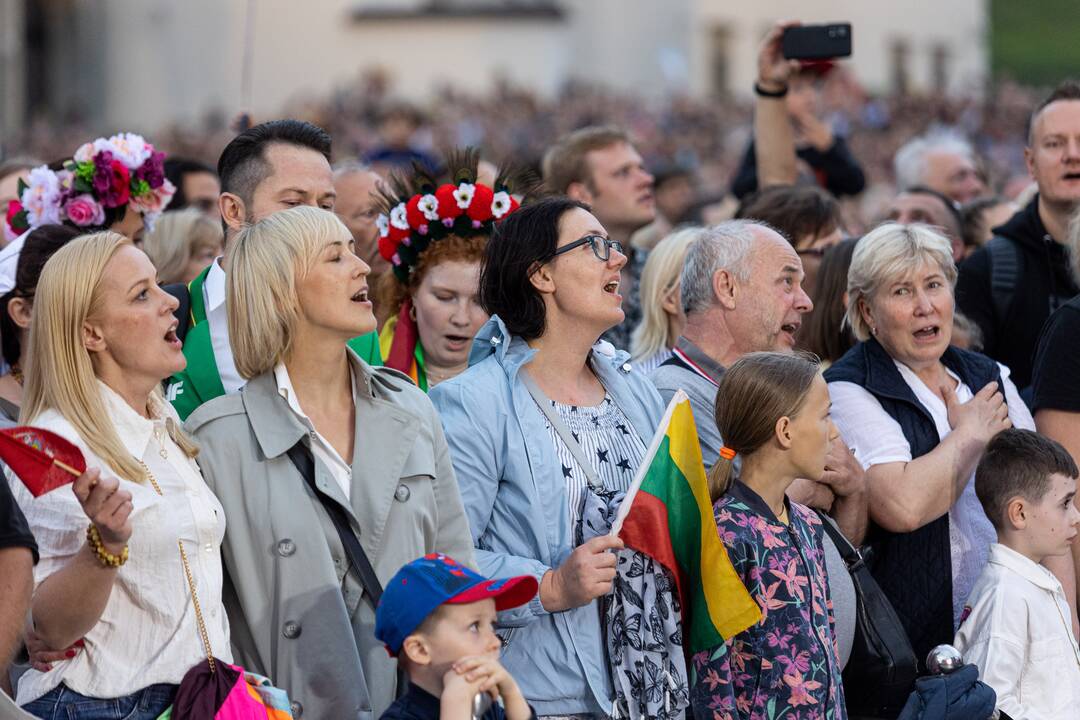 Tautiškos giesmės giedojimas Vilniaus Katedros aikštėje