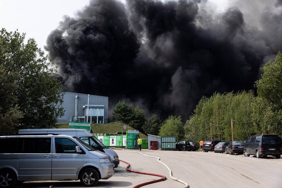 Didžiulis gaisras įmonėje „Ecoservice“