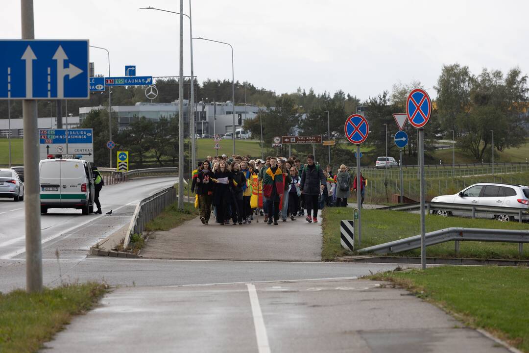 Nuo Klaipėdos į Vilnių žygiuojantys mokytojai pasiekė sostinę