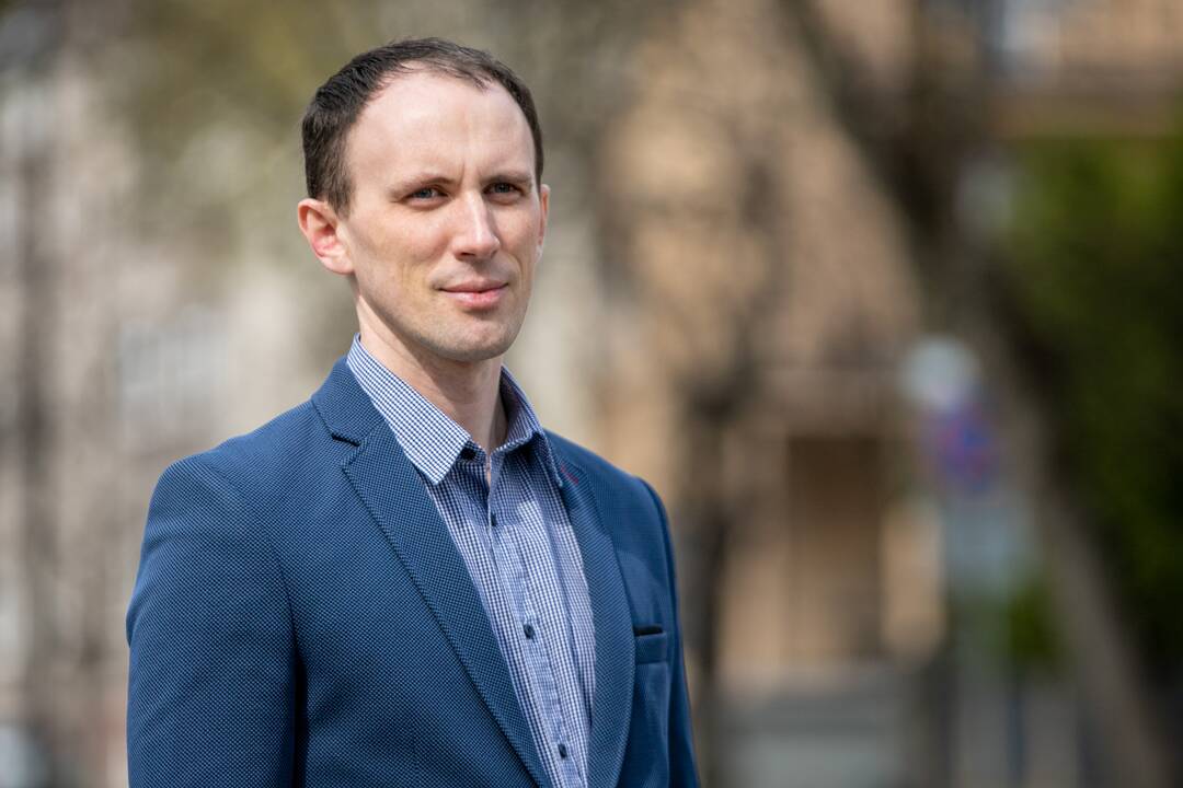 Žala: liepsnos sunaikino du namus, ūkinį pastatą, dvi transporto priemones, suniokojo 1 ha miško.