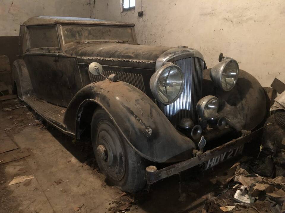 Radiniai: P. Herono sodyboje specialistai nubraukė voratinklius nuo keliasdešimties istorinių automobilių.