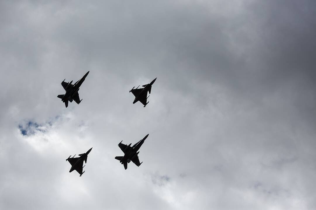 NATO naikintuvai per savaitę tris kartus kilo palydėti Rusijos orlaivių