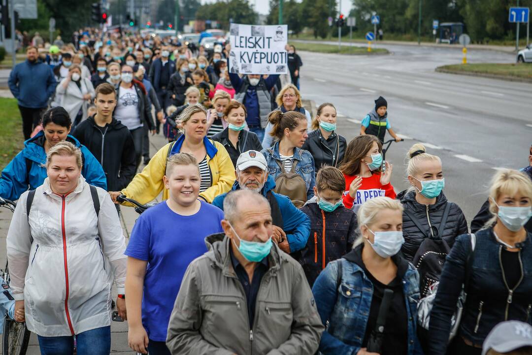 Bendrystė: klaipėdiečiai šiemet demonstravo vienybę tiek išėję į demonstraciją dėl smarvės, tiek tiesdami ranką vieni kitiems nelaimių metu.