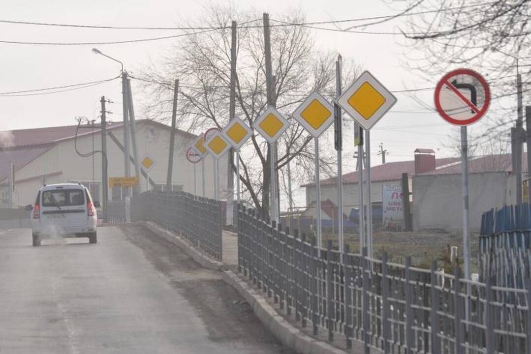 Neliūdna: Pochvistneve – kelio ženklų paradas.