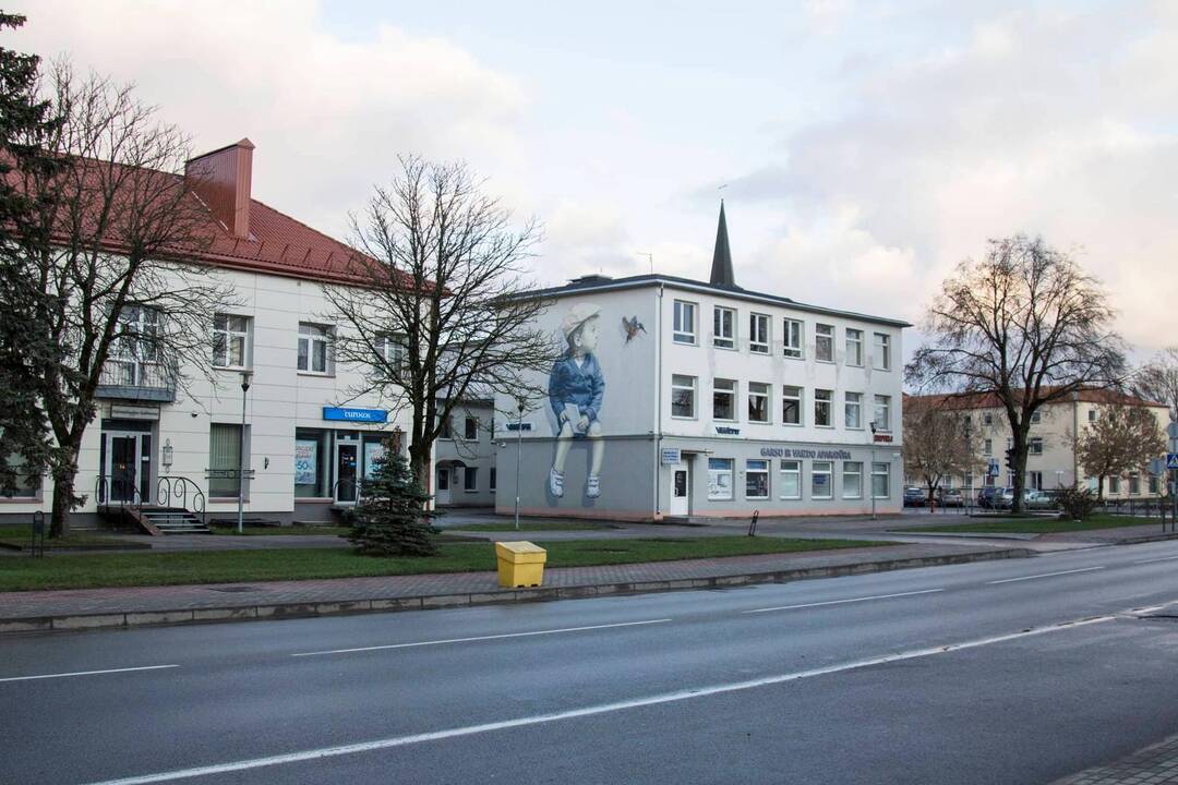 Vaizdas: centrinėje Gargždų gatvėje nuo šiol miestiečių akis trauks įspūdingų matmenų piešinys, kuriame pavaizduotas berniukas su tulžiu.