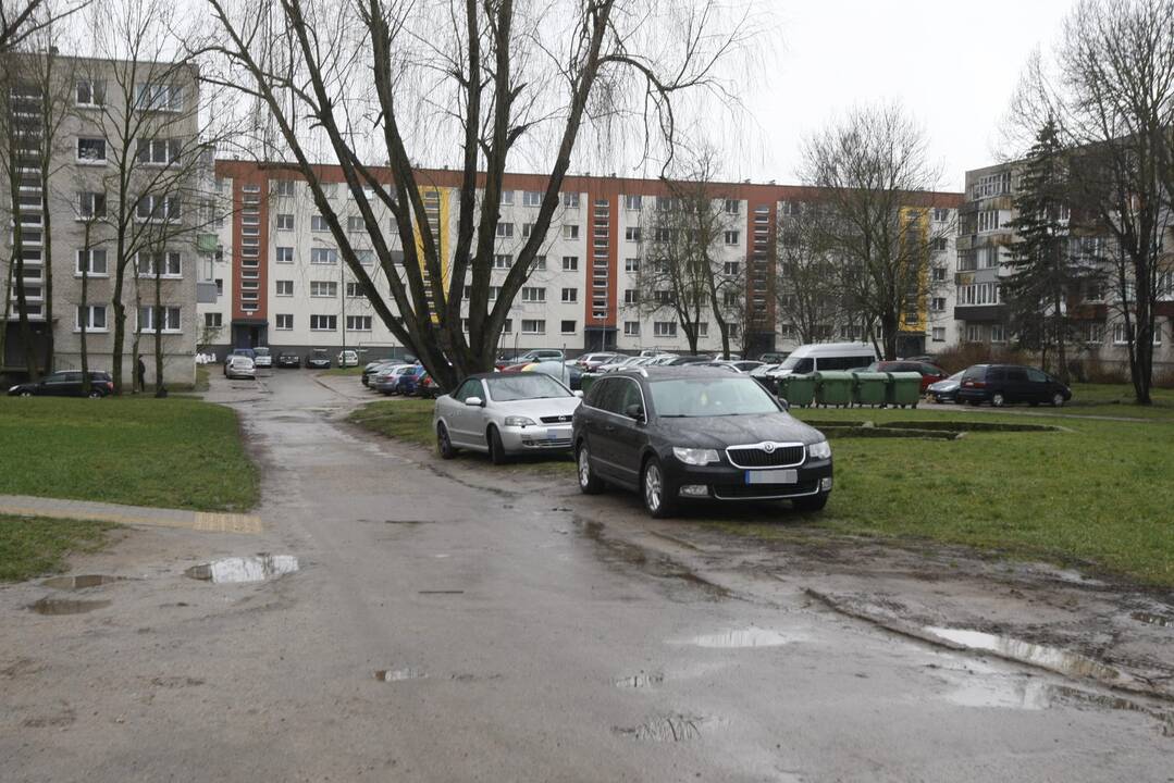 Vaizdas: Kauno gatvės daugiabučių kiemai išties atrodo nekaip – mašinos čia paliekamos bet kur.