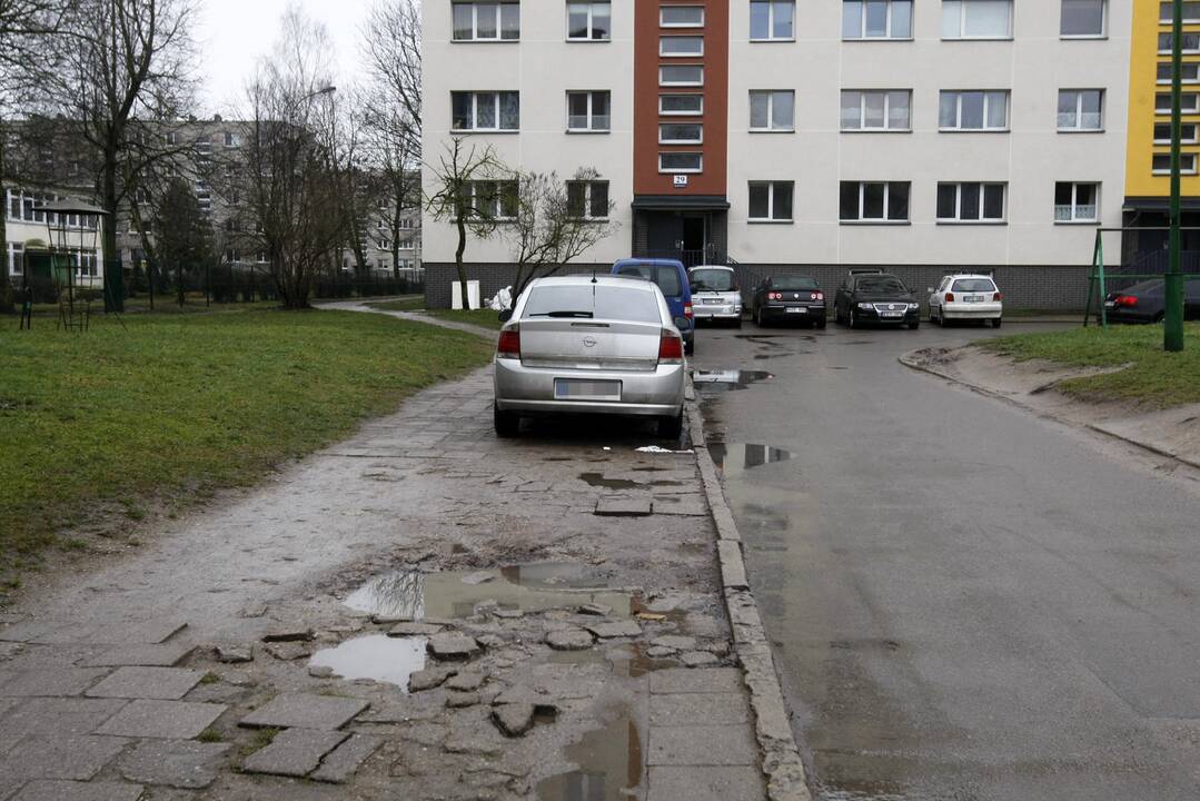 Vaizdas: Kauno gatvės daugiabučių kiemai išties atrodo nekaip – mašinos čia paliekamos bet kur.