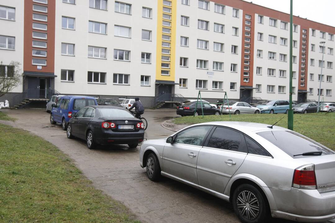 Vaizdas: Kauno gatvės daugiabučių kiemai išties atrodo nekaip – mašinos čia paliekamos bet kur.