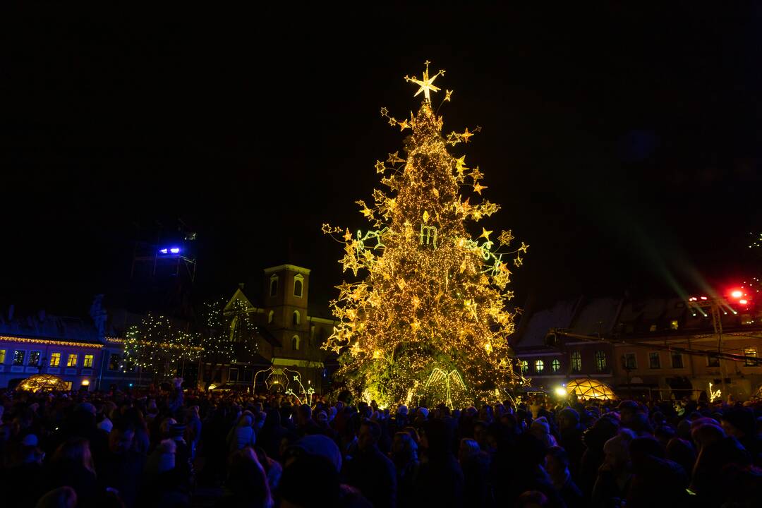 Žingsnis link Kalėdų: įžiebta žvaigždėmis puošta Kauno eglutė!
