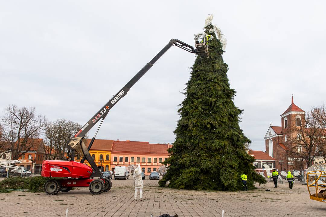 Pasirengimas Kalėdoms Rotušės aikštėje įgauna pagreitį