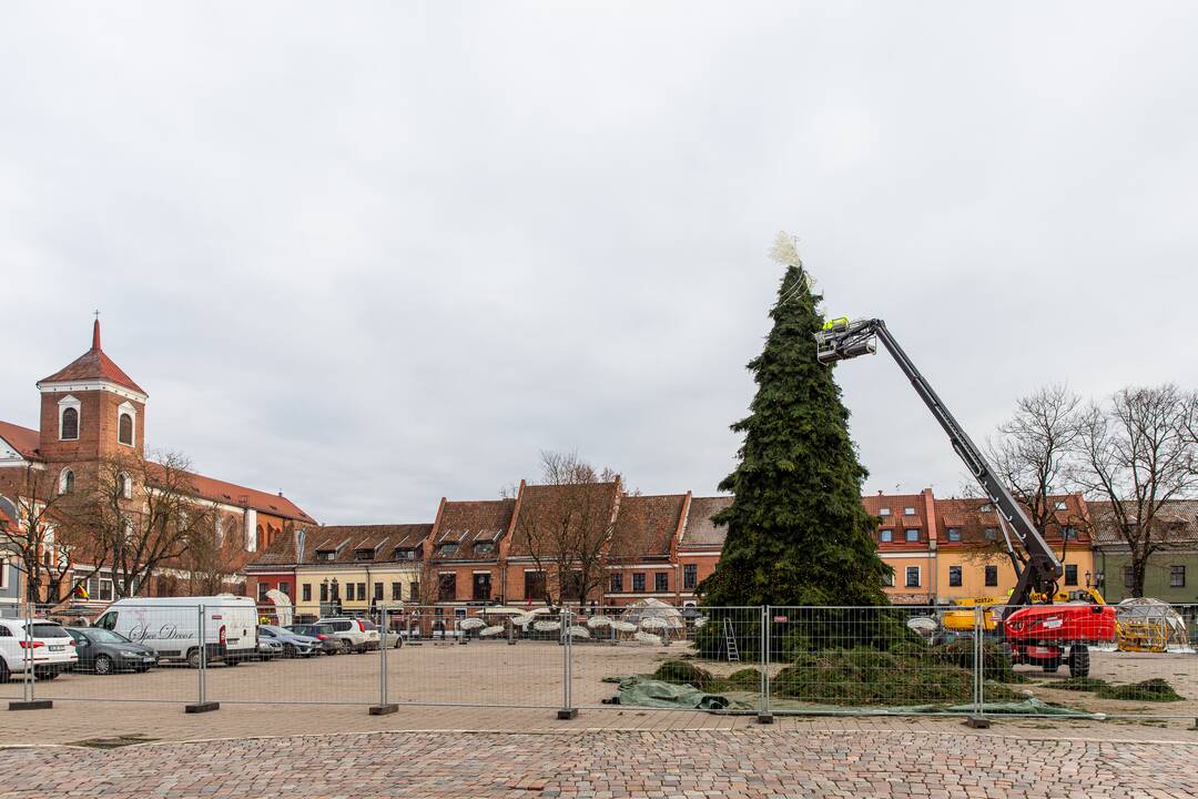 Pasirengimas Kalėdoms Rotušės aikštėje įgauna pagreitį