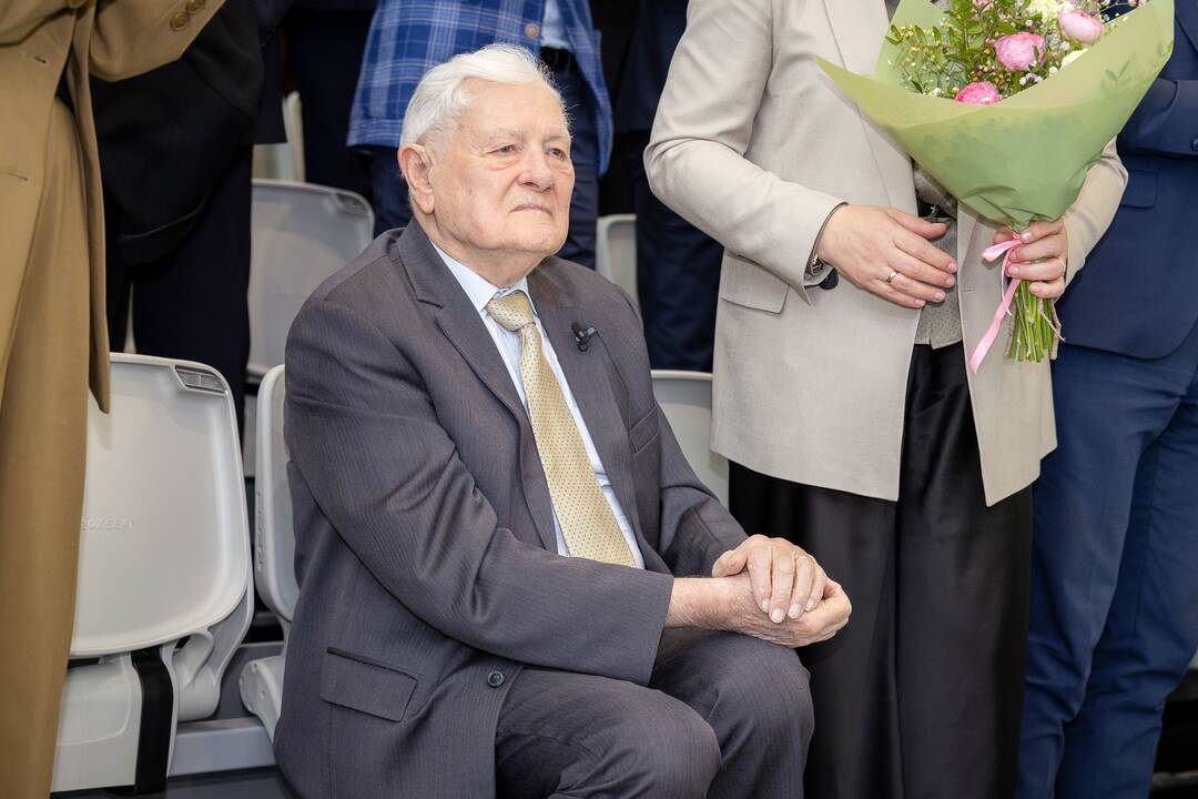 Prezidento Valdo Adamkaus lengvosios atletikos maniežo atidarymas
