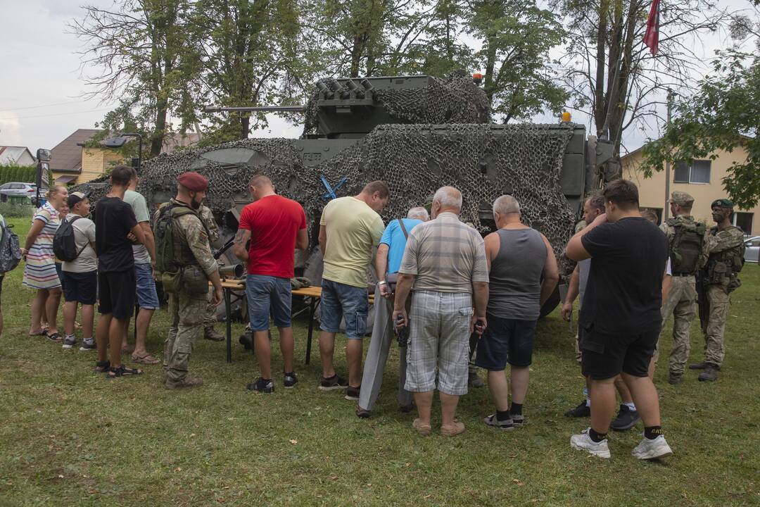 Karinės technikos paroda Išlauže