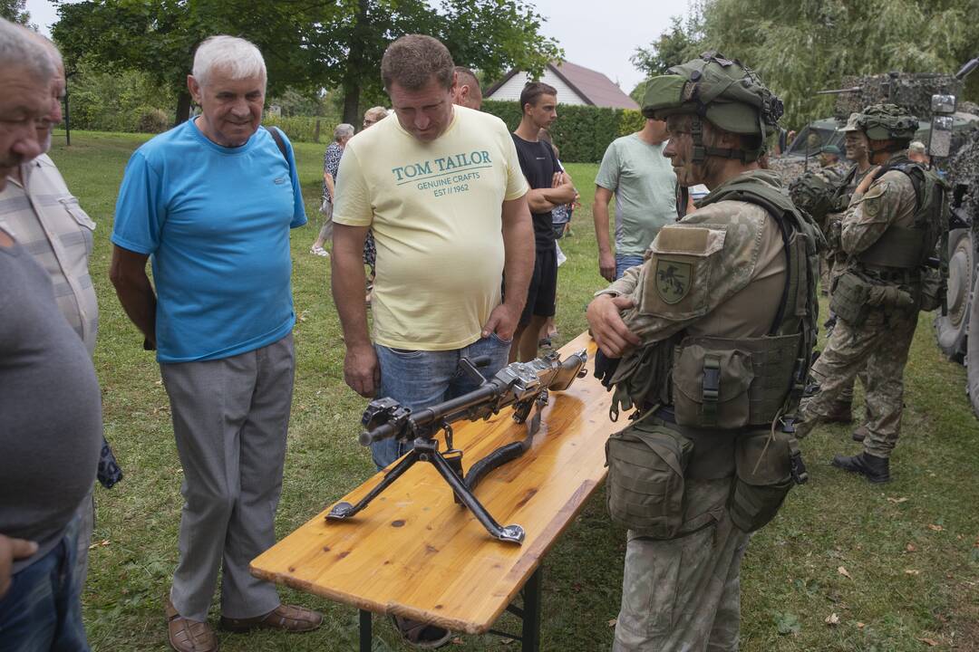 Karinės technikos paroda Išlauže