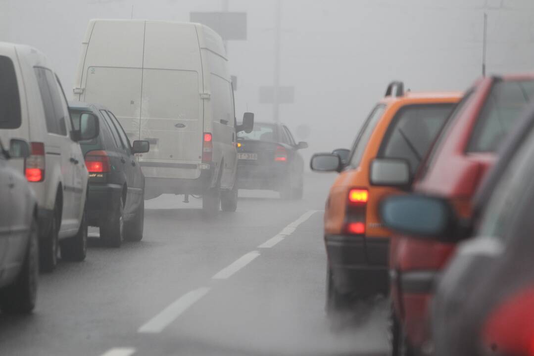 Įspėja vairuotojus: keliuose yra slidžių ruožų, pietvakarių Lietuvoje – rūkas