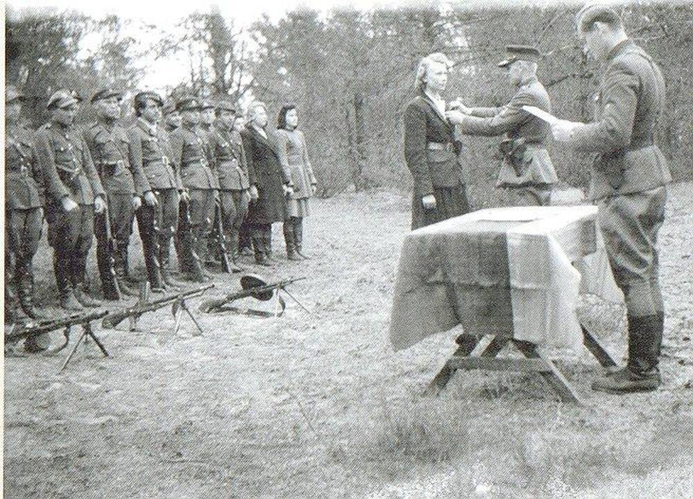 Kazimieraičio rinktinės apdovanojimai. Lionginas Baliukevičius-Dzūkas skaito įsakymą, 1948 m.