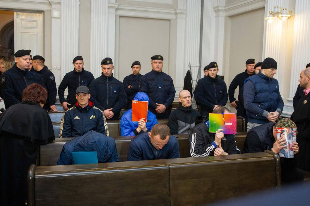 Teisiama pavojinga kalinių gauja