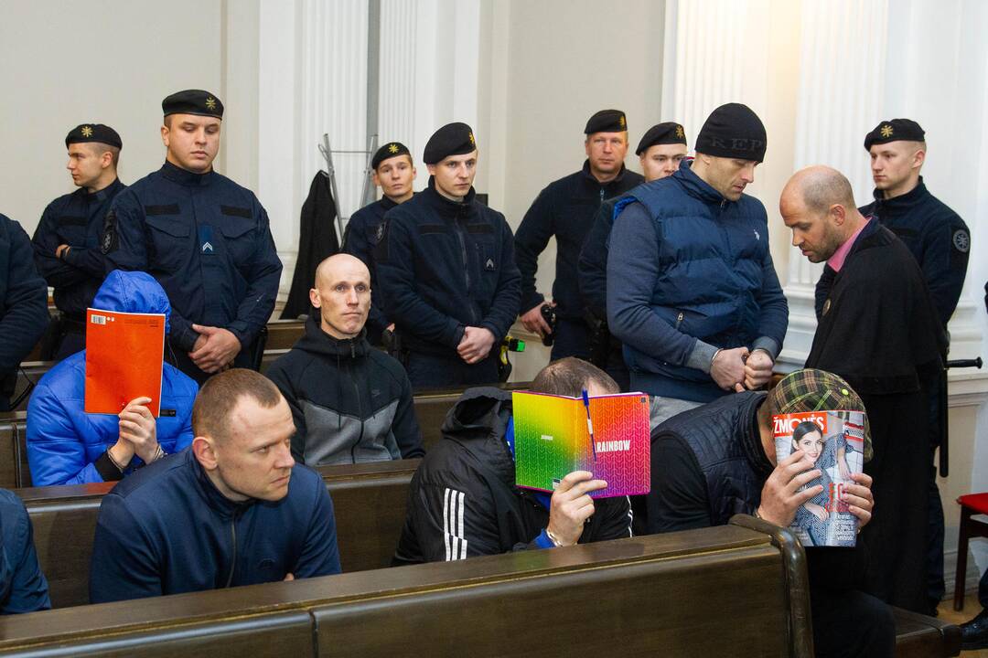 Teisiama pavojinga kalinių gauja