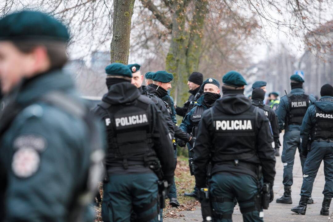 Po pareigūno mirties policija laikinai stabdo fizinių normatyvų laikymą