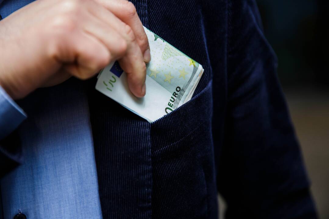 Prakalbus apie piktnaudžiavimus – Seime siūlymas dėl išmokų savivaldos politikams